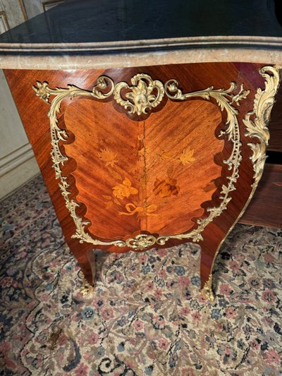 Louis XV style late 19th century chest of drawers with Chinese decor and fine bronzes