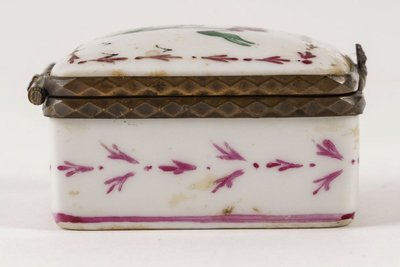 A Small Porcelain Pill Box, Early 20th Century