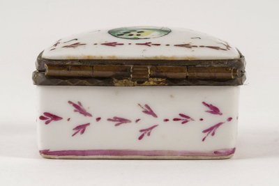 A Small Porcelain Pill Box, Early 20th Century