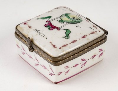 A Small Porcelain Pill Box, Early 20th Century