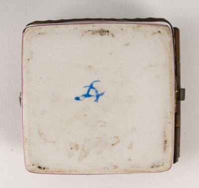 A Small Porcelain Pill Box, Early 20th Century