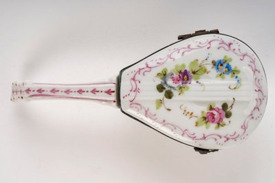 A Small Porcelain Pill Box, Early 20th Century