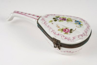 Une Petite Boite Pilulier En Porcelaine, Début XXème Siècle