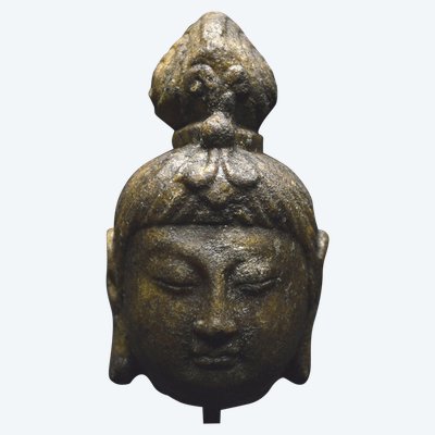 Cina, dinastia Tang (618-907 d.C.), testa di bodhisattva in pietra ambrata