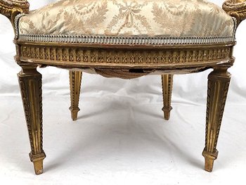 Fauteuil en bois sculpté et doré de style Louis XVI, vers 1900