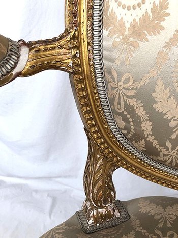 Fauteuil en bois sculpté et doré de style Louis XVI, vers 1900