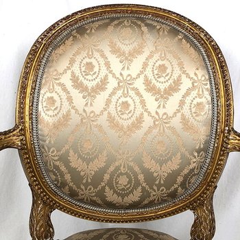 Fauteuil en bois sculpté et doré de style Louis XVI, vers 1900