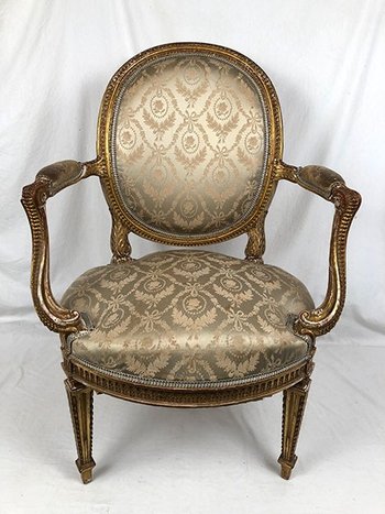 Fauteuil en bois sculpté et doré de style Louis XVI, vers 1900