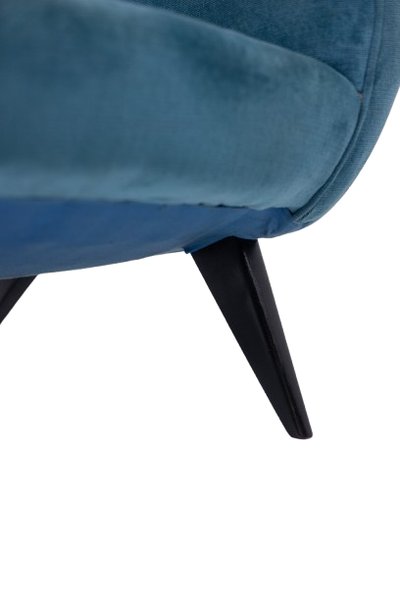 Blue velvet armchair, beech frame. Circa 1950. LS4410409A