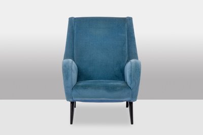 Blue velvet armchair, beech frame. Circa 1950. LS4410409A