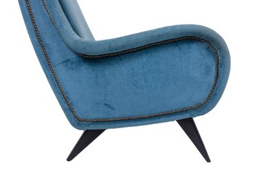 Blue velvet armchair, beech frame. Circa 1950. LS4410409A