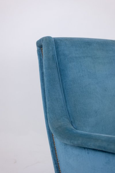 Blue velvet armchair, beech frame. Circa 1950. LS4410409A