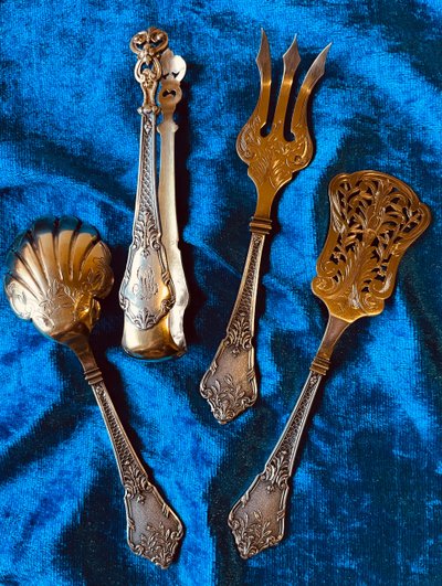 Strawberry scoop and sweet serving set.