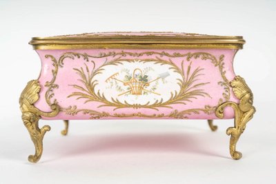 Un Coffret A Bijoux En émail Rose, Circa 1880