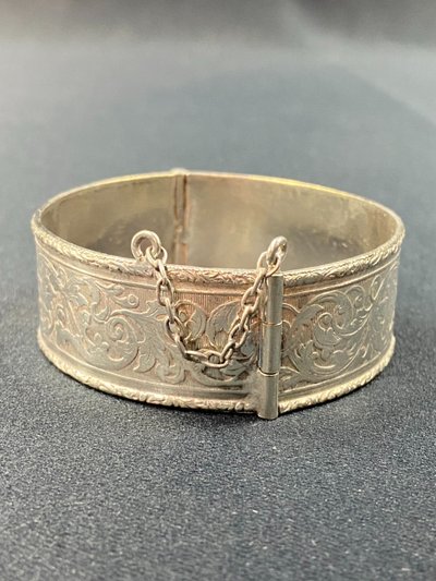 Large bracelet in sterling silver with foliate scroll decoration