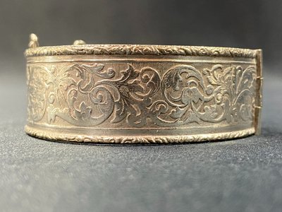 Large bracelet in sterling silver with foliate scroll decoration