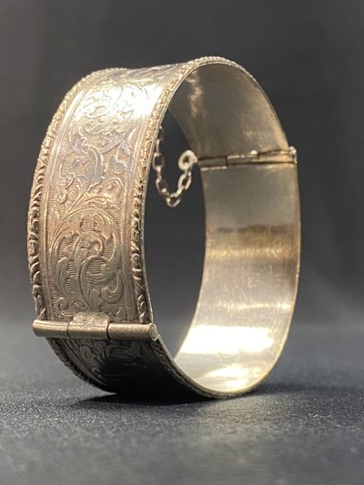 Large bracelet in sterling silver with foliate scroll decoration