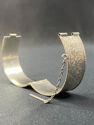 Large bracelet in sterling silver with foliate scroll decoration