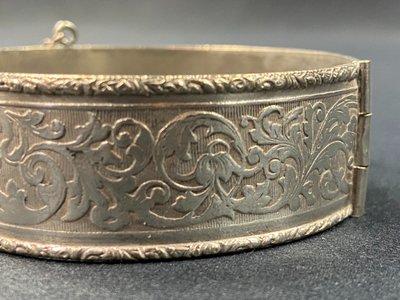 Large bracelet in sterling silver with foliate scroll decoration