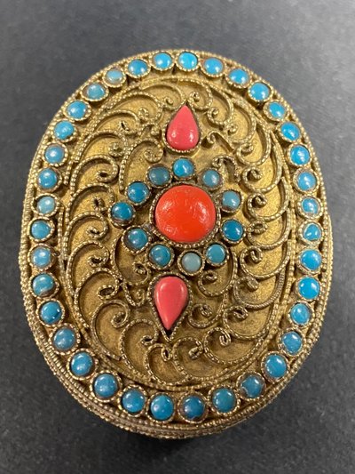 Boite laiton décor filigrané rehaussé de perles turquoise et corail Népal Tibet