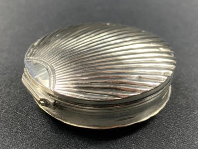 Solid silver pill box Netherlands 19th century with shell decoration