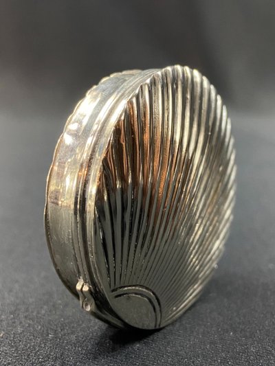 Solid silver pill box Netherlands 19th century with shell decoration