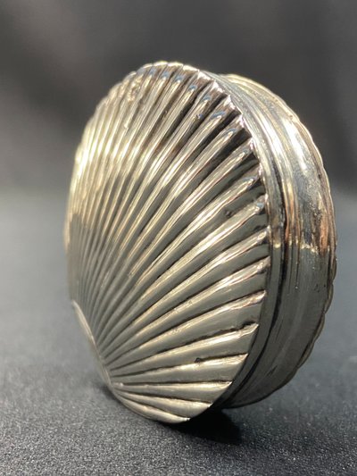 Solid silver pill box Netherlands 19th century with shell decoration