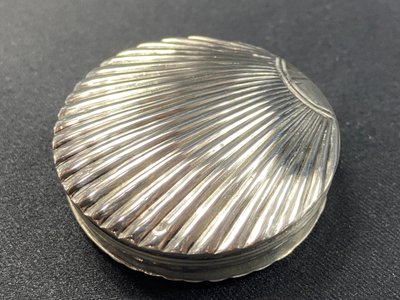 Solid silver pill box Netherlands 19th century with shell decoration