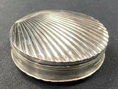 Solid silver pill box Netherlands 19th century with shell decoration