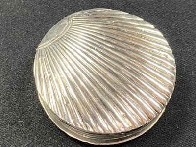 Solid silver pill box Netherlands 19th century with shell decoration