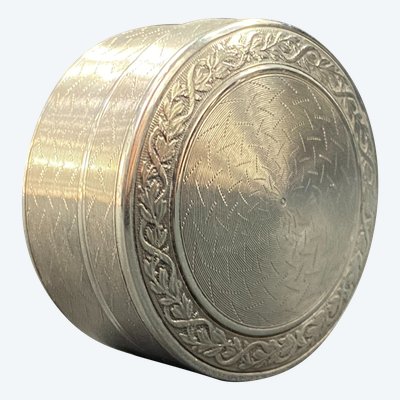 Nineteenth-century pill box in solid silver with guilloché decoration