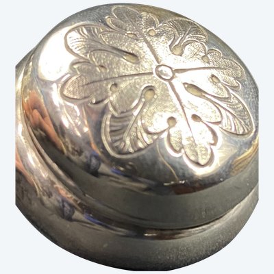 Nineteenth-century pill box in solid silver with foliate decoration