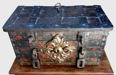 Polychrome Nuremberg chest with bar