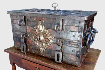 Polychrome Nuremberg chest with bar