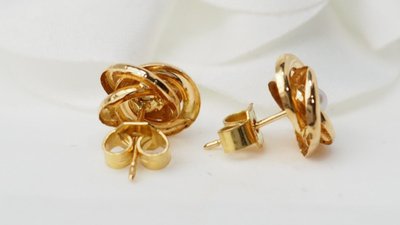 Pair of earrings in yellow gold and cultured pearl