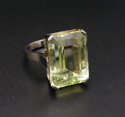 Ring set with an emerald-cut beryl (23.26 carats) in 18-carat white gold.