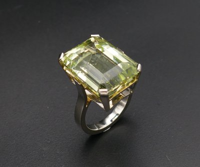 Ring set with an emerald-cut beryl (23.26 carats) in 18-carat white gold.