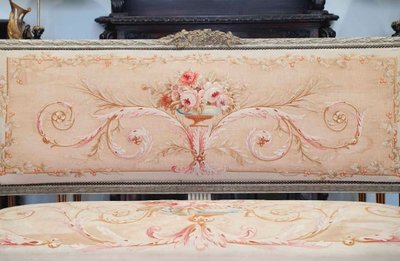 Grande divano Aubusson in legno intagliato, laccato e dorato, fine XIX secolo