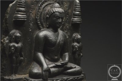 Indien, Pāla-Sena-Dynastie, 10.-12. Jahrhundert, Fragment einer Steinstele mit Buddha-Darstellung