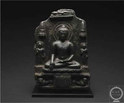 Indien, Pāla-Sena-Dynastie, 10.-12. Jahrhundert, Fragment einer Steinstele mit Buddha-Darstellung