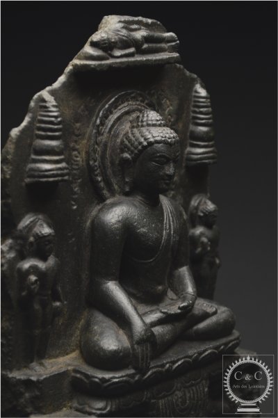 Indien, Pāla-Sena-Dynastie, 10.-12. Jahrhundert, Fragment einer Steinstele mit Buddha-Darstellung