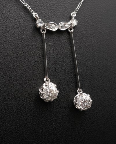 Négligé necklace with 1-carat old-cut diamonds and 18-carat white gold rose-cut diamonds.