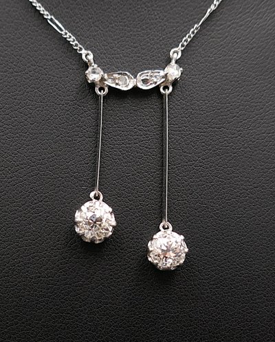 Négligé necklace with 1-carat old-cut diamonds and 18-carat white gold rose-cut diamonds.