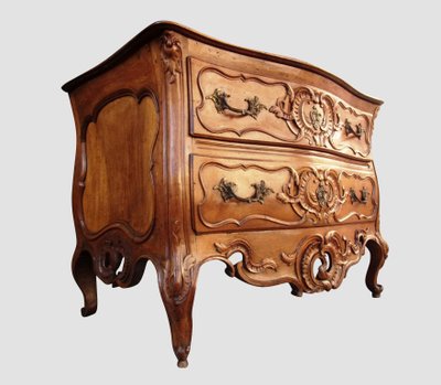 Nîmes walnut chest of drawers, Provence, 18th century