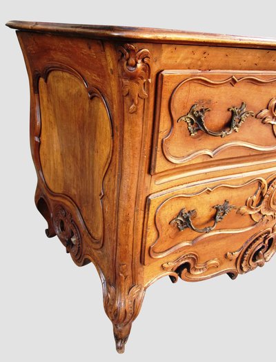 Nîmes walnut chest of drawers, Provence, 18th century