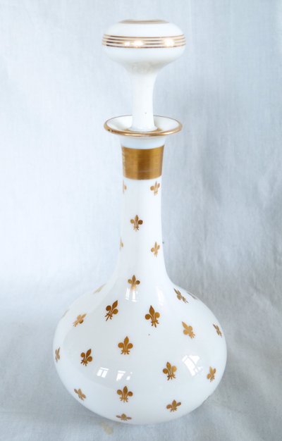 Cristal de Baccarat: wine carafe with royalist-legitimist decoration in opaline with gilded fleurs-de-lis