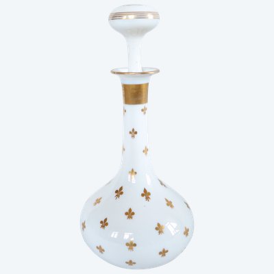 Cristal de Baccarat: wine carafe with royalist-legitimist decoration in opaline with gilded fleurs-de-lis