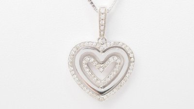 Collier pendentif multi Coeurs en or blanc et diamants