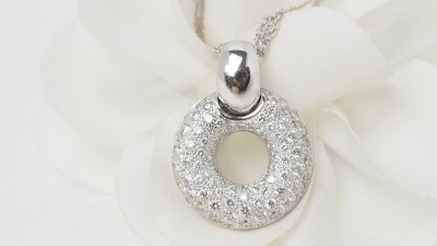 Necklace in white gold and diamonds