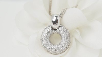 Necklace in white gold and diamonds